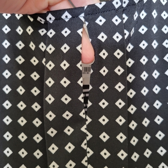 Liz Claiborne Black and white keyhole pleating detail sleeveless blouse S - Picture 4 of 7